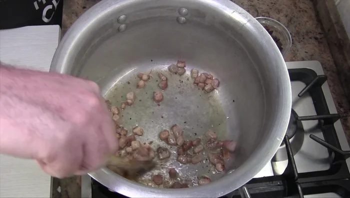 Lavare e asciugare bene la coda di bue, eliminando le tracce di sangue. Aggiungere i tranci di coda alla pentola e rosolarli bene a fuoco medio su tutti i lati per 7-8 minuti.