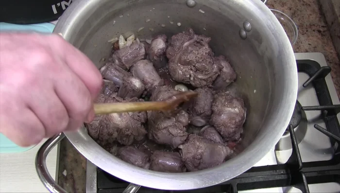 Alzare la fiamma, aggiungere il vino bianco secco e farlo sfumare.