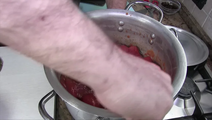 Aggiungere i pelati (peso uguale a quello della carne), coprire e portare ad ebollizione a fuoco medio.