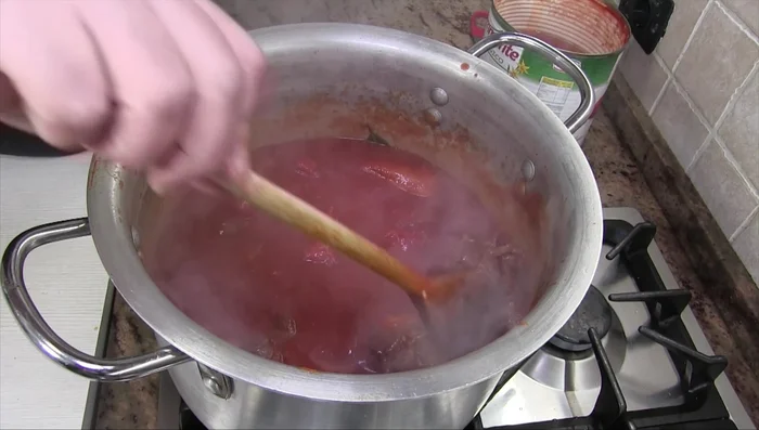 Cuocere a fuoco basso per circa 3 ore con il coperchio semi-aperto, aggiungendo acqua se necessario.