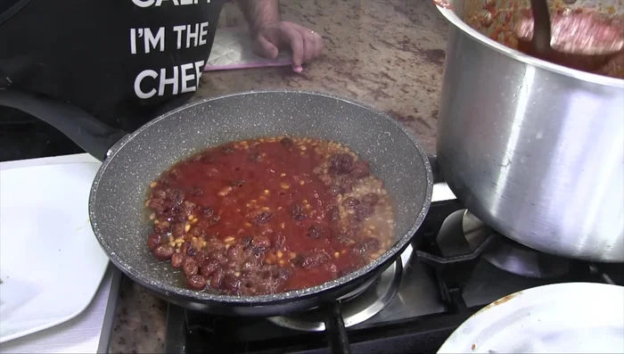 Aggiungere 2-3 mestoli del sugo di coda, mescolare bene.