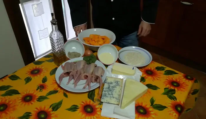 In una padella, soffriggere la cipolla tritata nell'olio fino a doratura. [152.51]