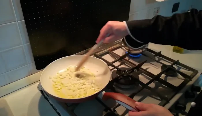 Aggiungere la crema di zucca e cuocere per alcuni minuti, aggiungendo il brodo caldo poco per volta per creare una consistenza cremosa. [188.13]