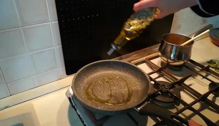 In un'altra padella, rosolare le quaglie con olio e sale aromatizzato. [338.71]