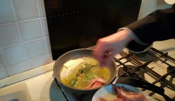 Una volta rosolate, tagliare le quaglie a pezzi e metterle da parte. [387.21]