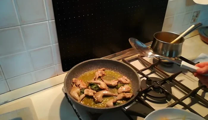 Aggiungere al riso la crema di zucca e le quaglie a pezzi. [555.88]