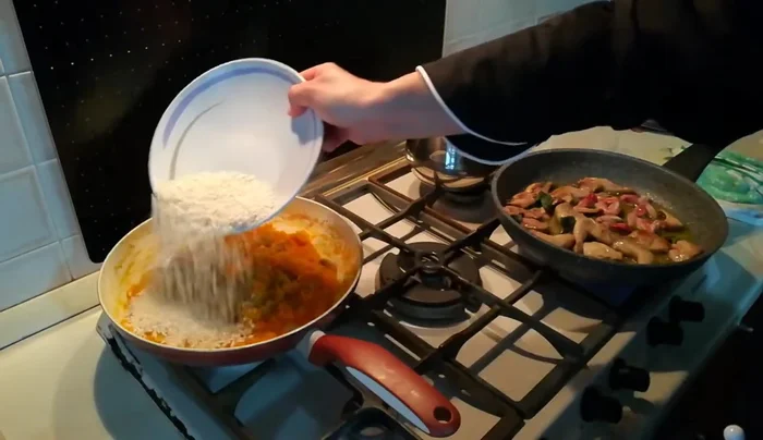 In una pentola, tostare il riso carnaroli. [619.059]