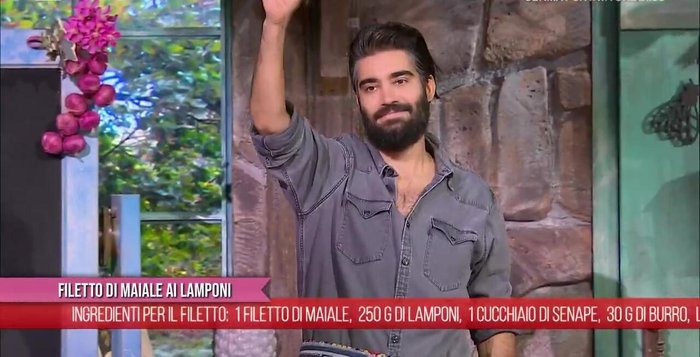 Preparare i finferli: strapparli a mano e passarli nel latte. (425.199)