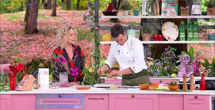 Impiattare: disporre le patate, il filetto di maiale, i finferli e la salsa ai lamponi. (620.279)