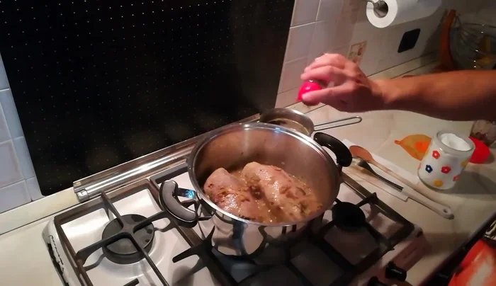 Dopo un'ora e mezza, aggiungere altro brodo se necessario.