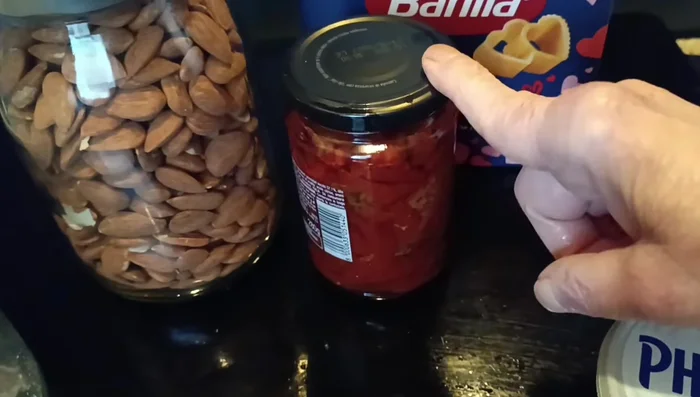 Sgocciolare i pomodori secchi sott'olio.