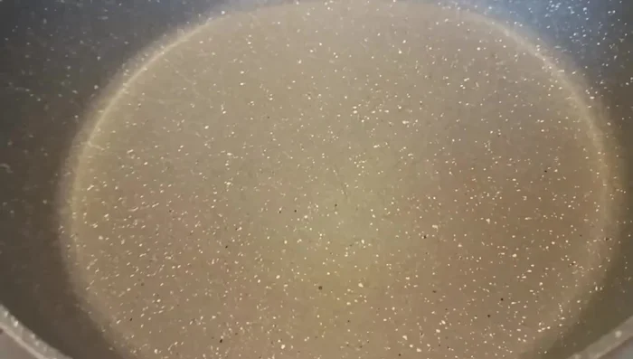 Portare a bollore l'acqua per la pasta.