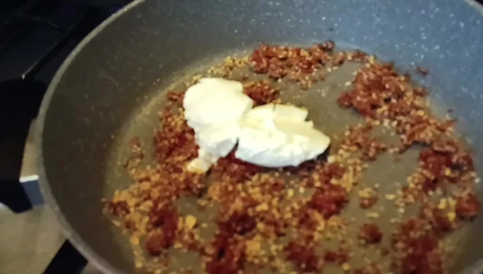 Aggiungere altro formaggio se necessario (fino a 6 cucchiai) e un po' di acqua di cottura della pasta per mantecare.