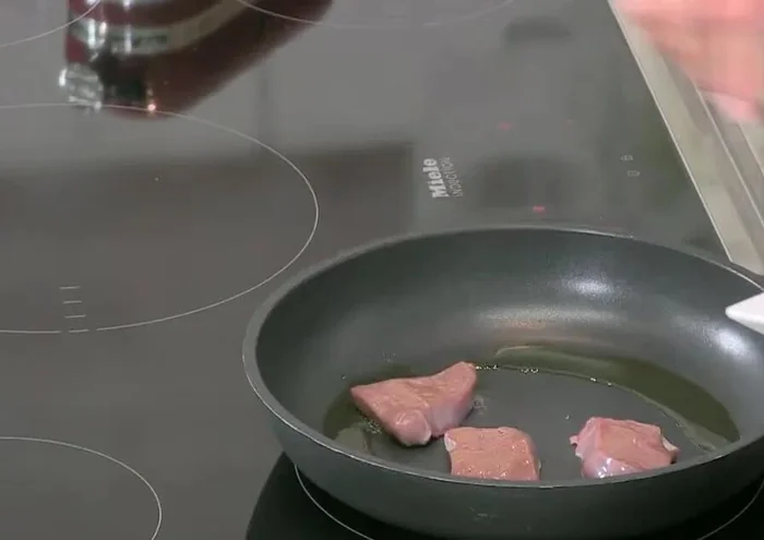 Aggiungere i medaglioni di fegato, salare e pepare.