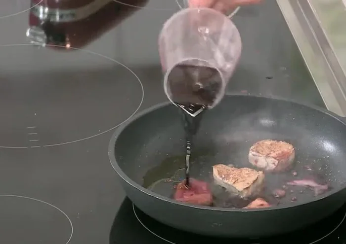 Sfumare con il vino rosso. La cottura del fegato dura circa 8-10 minuti.
