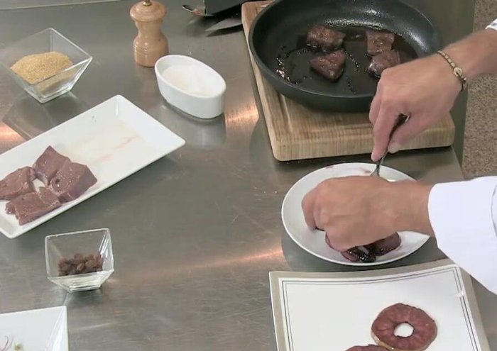 Impiattare: posizionare le fette di mela e cipolla caramellate sul piatto, quindi adagiare i medaglioni di fegato.
