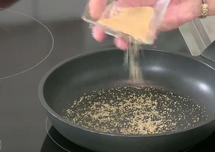 Caramellare le cipolle e le mele in una padella con zucchero di canna, aggiungendo un goccio di vino rosso per colore e dolcezza. Questo passaggio richiede alcuni minuti.