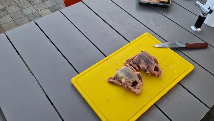 Preparare la farcia: ammollare il pane nel latte, quindi tritare finemente il pane, il prosciutto cotto, il timo. Aggiungere burro, sale, pepe.