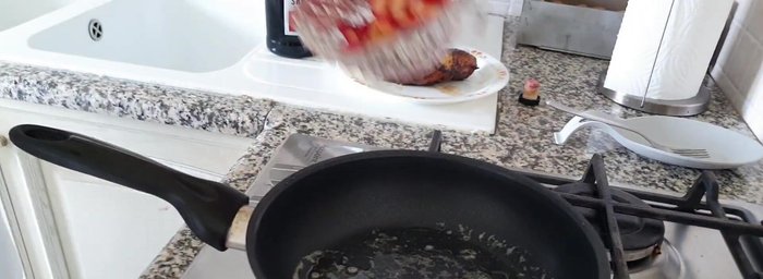 In un pentolino, sciogliere del burro e ridurre la salsa al porto aggiungendo due cucchiai di marinata. [163.36, 168.63, 190.9, 196.36]