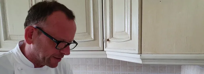 Aggiungere le patate bollite all'insalatina. [221.14, 252.59]