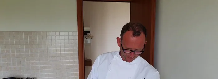 Preparare l'insalatina: tagliare il sedano e unire le ciliegie. [239.44, 249.39]