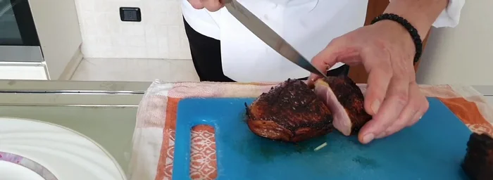 Impiattare: disporre il petto d'anatra, l'insalatina e la salsa ridotta. [237.16, 274.08]