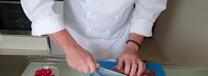 Eliminare le parti più grasse del petto d'anatra. [26.16]