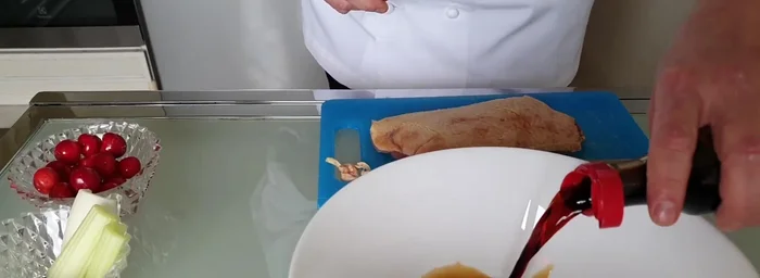 Marinare il petto d'anatra con salsa di soia, aceto balsamico, rosmarino, e aglio schiacciato per almeno due ore, girandolo dopo un'ora. [29.77, 41.8, 48.93, 55.12]