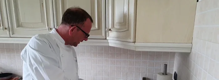 Asciugare il petto d'anatra con un tovagliolo. [69.329]