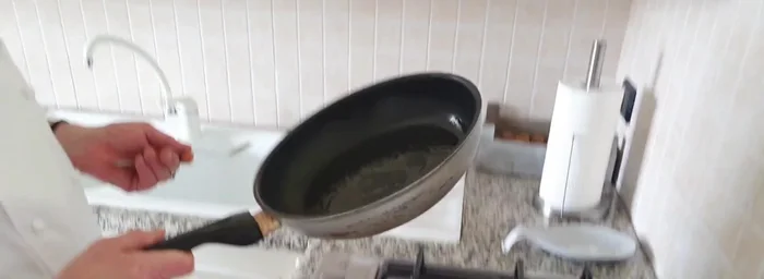 Scaldare una padella. Rosolare il petto d'anatra, iniziando dalla parte della pelle. Se si desidera, aggiungere del miele. [74.46, 78.579, 149.37]