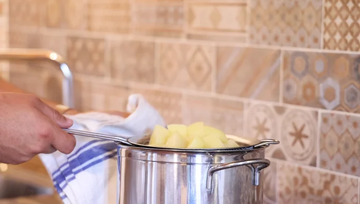 Passare le patate ancora calde attraverso un setaccio fine.
