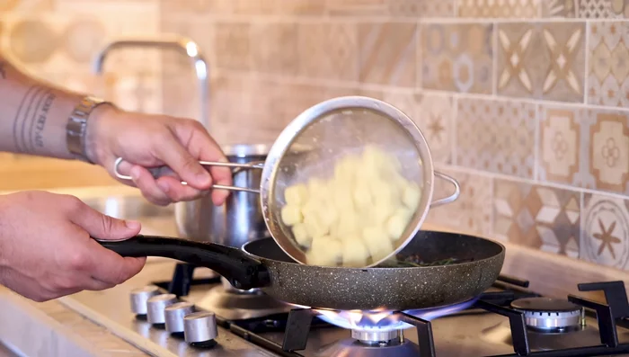 Scolare gli gnocchi e friggerli nella stessa padella delle quaglie.