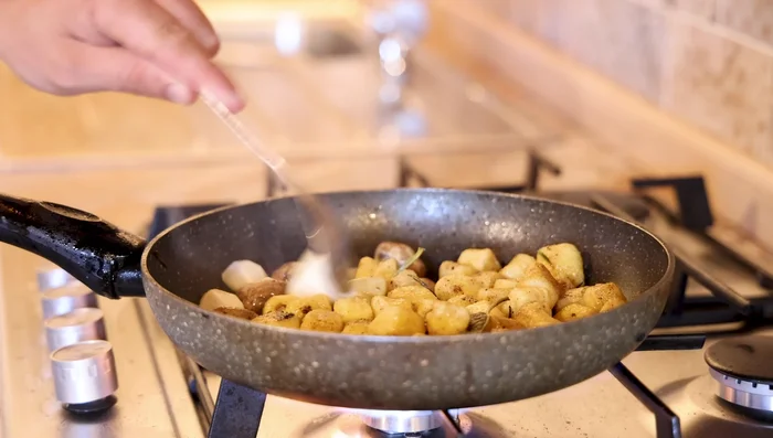 Aggiungere i funghi porcini, condire con sale e burro.