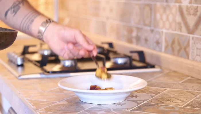 Impiattare gli gnocchi, aggiungere le quaglie tagliate, i funghi e il parmigiano grattugiato.