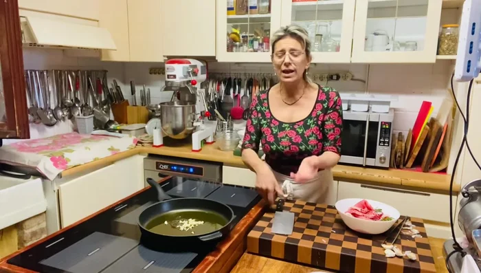 In una padella, aggiungere olio, aglio tritato grossolanamente e cipolla a piacere.