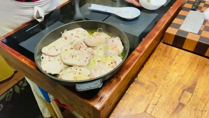 Aggiungere la passata di pomodoro, il concentrato, un cucchiaino di concentrato e acqua. Salare.