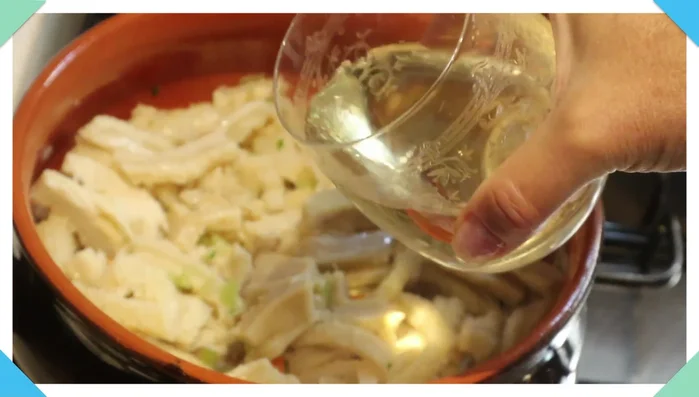 Aggiungere mezzo bicchiere di vino bianco e lasciar evaporare quasi completamente (circa 4-5 minuti).