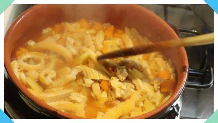 Aggiungere il resto del brodo, una manciata di piselli surgelati e continuare la cottura per un'altra mezz'ora.