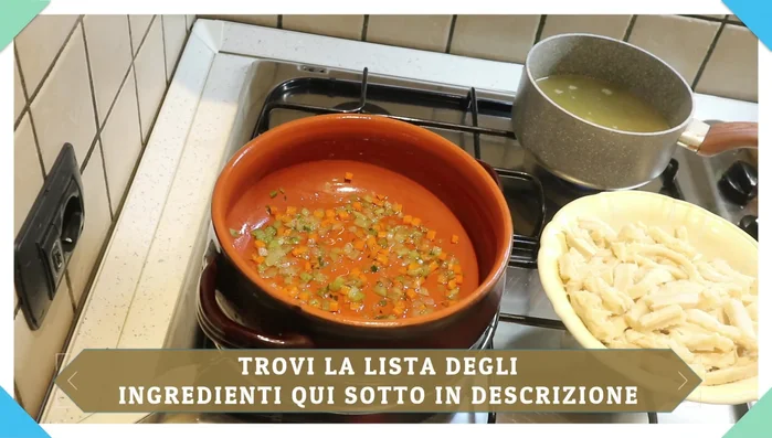 Lavare la trippa con acqua e aceto, strizzarla e metterla da parte. In un padellino, preparare un brodo con un cucchiaio di concentrato di pomodoro per dare colore.
