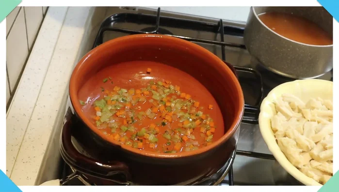 In una casseruola, aggiungere un cucchiaino di olio e una manciata di soffritto. Aggiungere la trippa e far rosolare per qualche minuto.