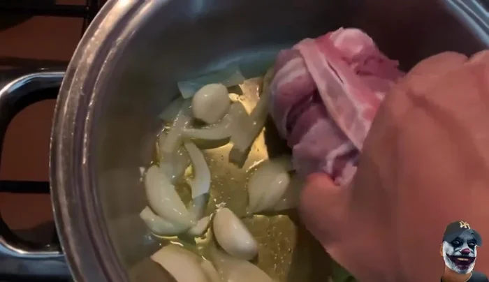 Aggiungere delicatamente i colombacci nel tegame con la cipolla e l'aglio rosolati, coprire per evitare la dispersione di calore.