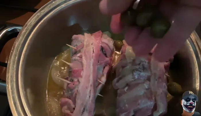 Dopo una decina di minuti, aggiungere le olive verdi, altre foglie di mirto e un bicchiere abbondante di vino rosso.