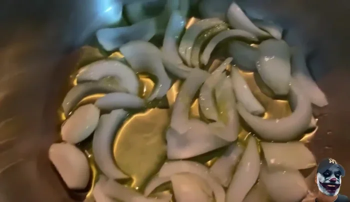 Rosolare la cipolla tagliata grossolanamente e 2 spicchi d'aglio interi in olio d'oliva.