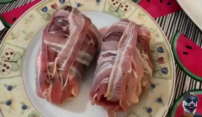 Farcire i colombacci con aglio e foglie di mirto, avvolgerli nel bacon e chiuderli con gli stecchini.