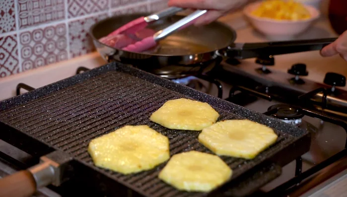 Grigliare le fette di ananas fino a quando saranno ben abbronzate.