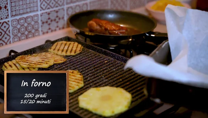 Cuocere il petto d'anatra in forno a 200 gradi per 15-20 minuti, con la pelle rivolta verso l'alto. Lasciare riposare per 5 minuti.