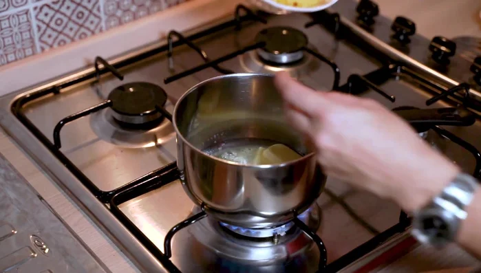 Preparare la salsa: in una padella, sciogliere una noce di burro, aggiungere i cubetti di ananas e un cucchiaio di zucchero. Far caramellare, sfumare con il vermentino bianco e lasciare evaporare l'alcol. Salare, pepare con pepe rosa e frullare fino ad ottenere una salsa densa.