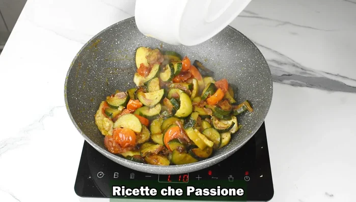 Aggiungere le zucchine al pollo e cuocere con coperchio per circa 5 minuti.