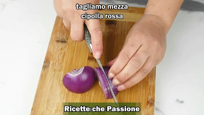 Aggiungere la cipolla tritata e l'origano secco alle zucchine.
