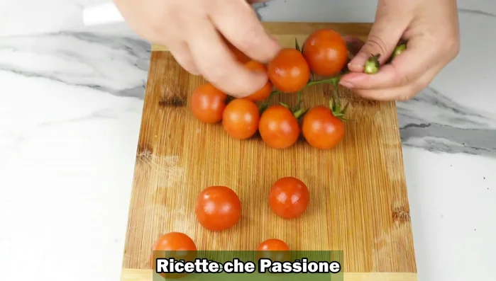 Aggiungere i pomodorini tagliati a metà.